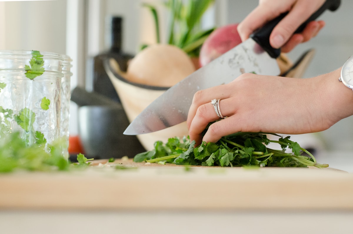 Quinoa-Salat mit Gemüse und Dressing